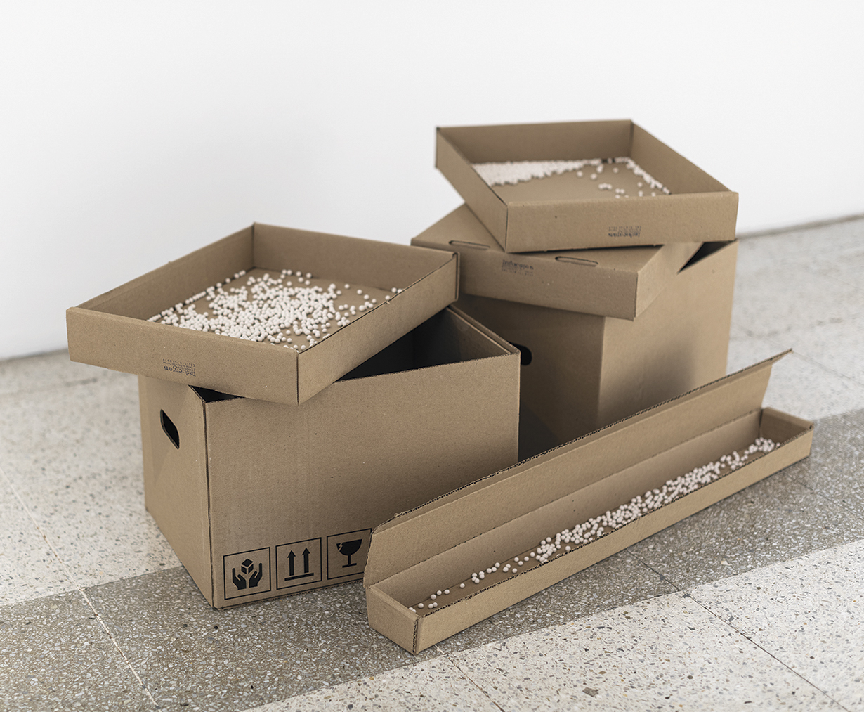 DELICADO. Serigrafía sobre caja de cartón y 6431 esferas de porcelana. 