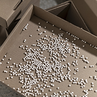 DELICADO. Serigraph on cardboard box and 6,431 porcelain spheres