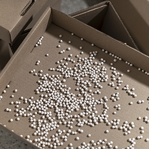 DELICADO. Serigrafía sobre caja de cartón y 6431 esferas de porcelana. 