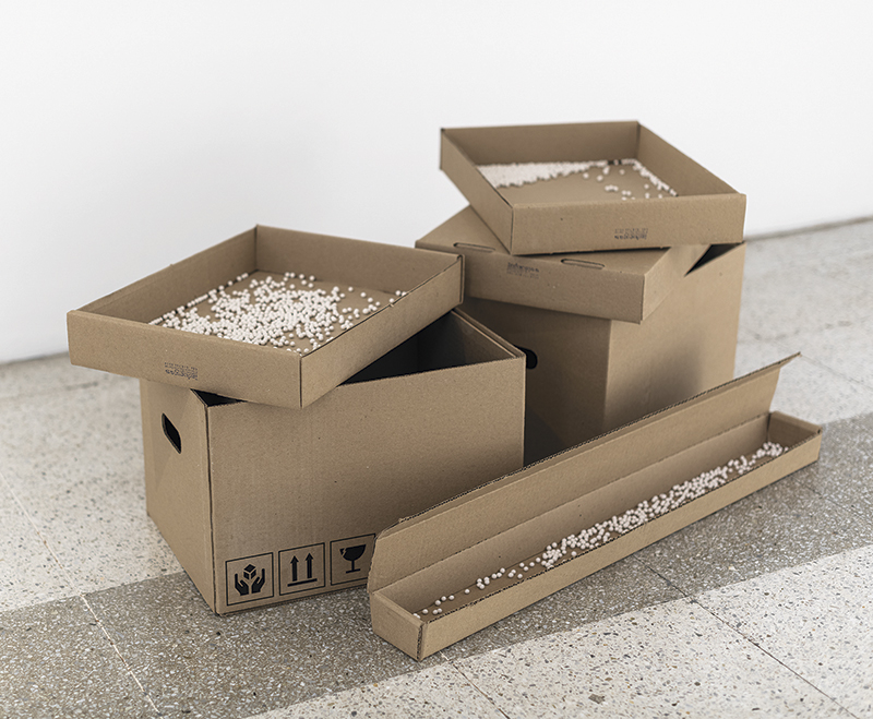 DELICADO. Serigrafía sobre caja de cartón y 6431 esferas de porcelana.
